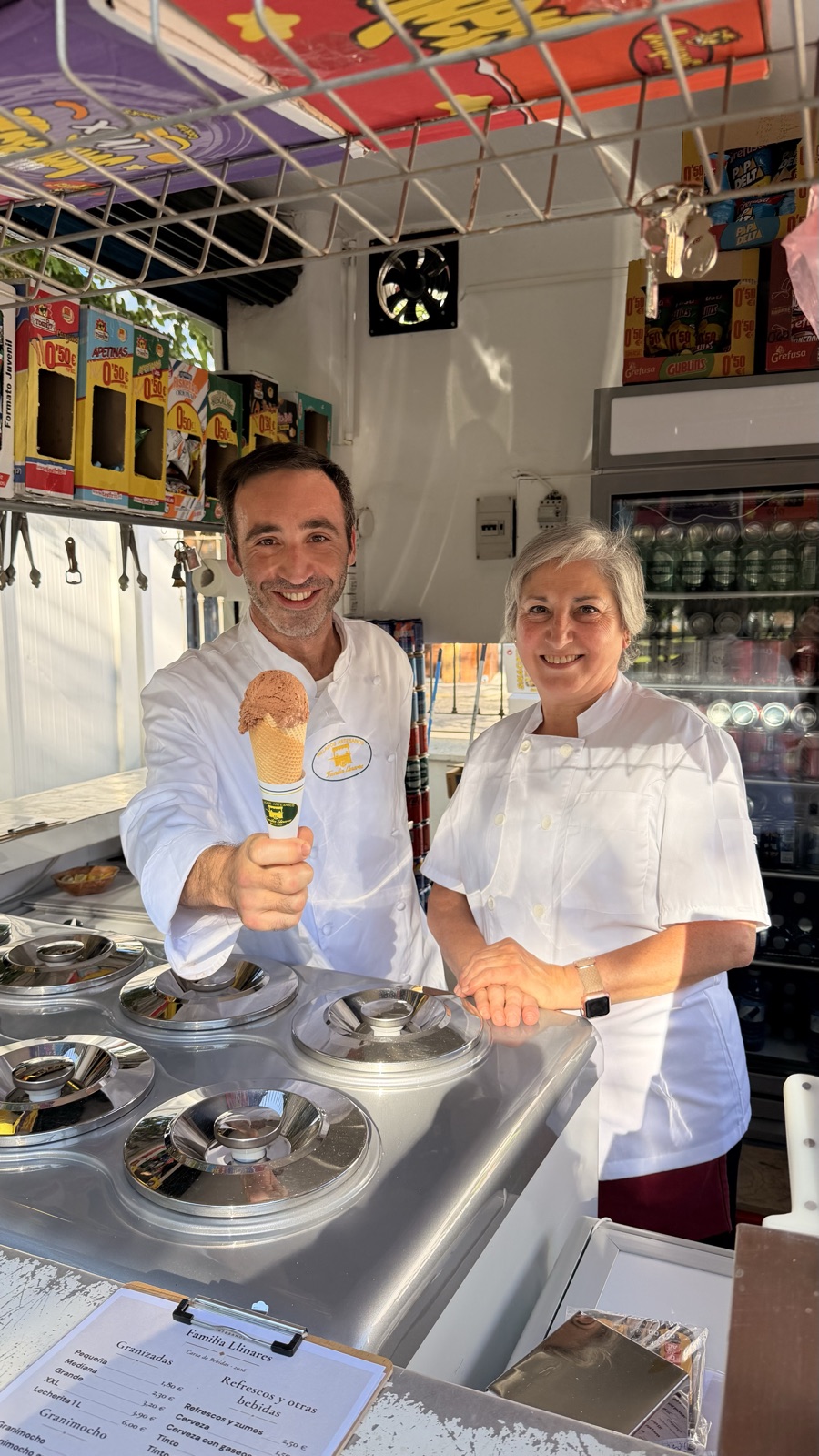 Desiderio Llinares Nogales, maestro heladero de Familia Llinares, en el obrador de Azuaga