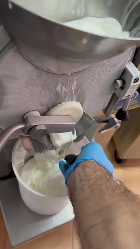 Mantecadora artesana en obrador de helado